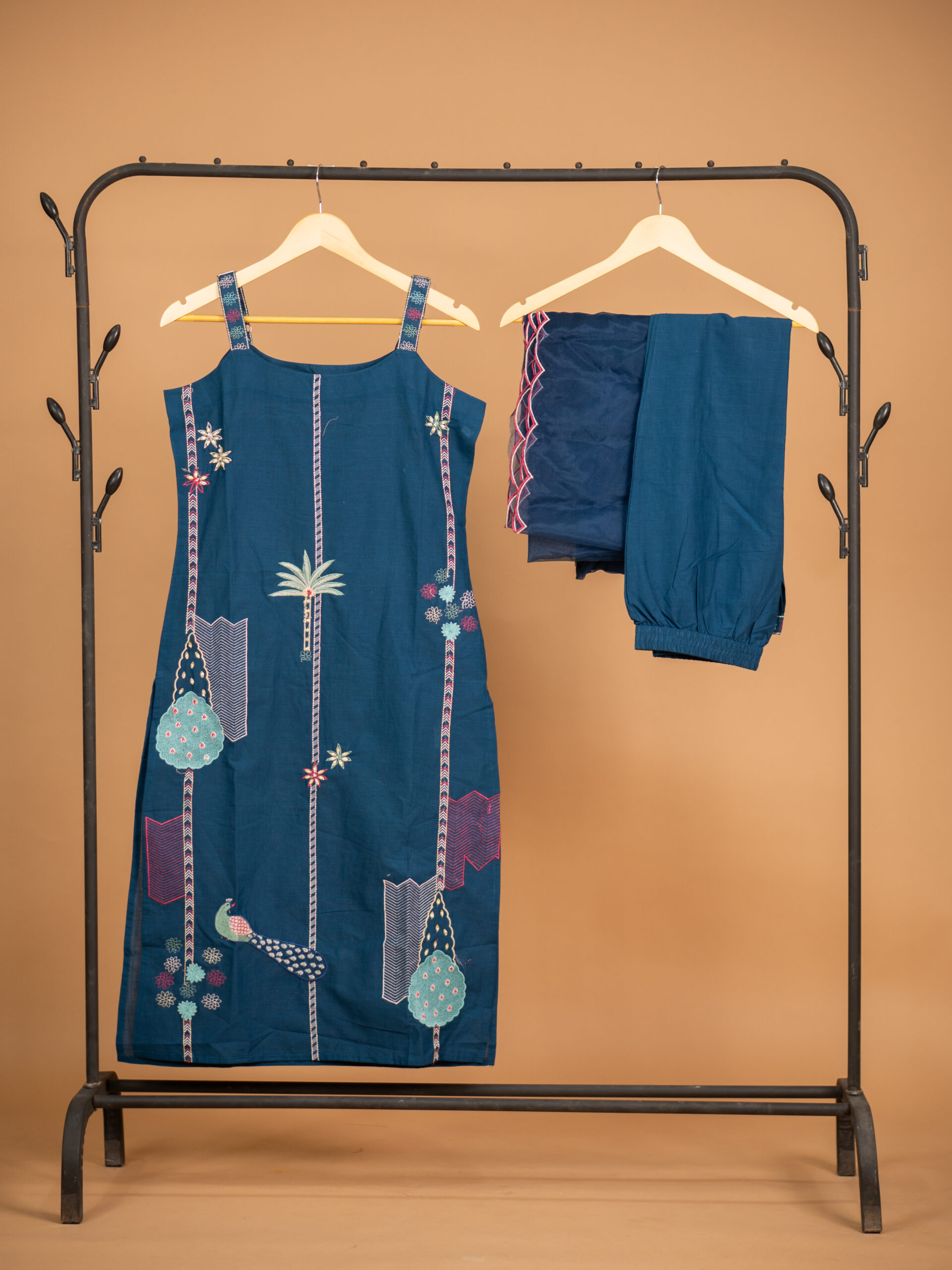 Indigo Sleeveless Embroidered Kurta Set - Image 4