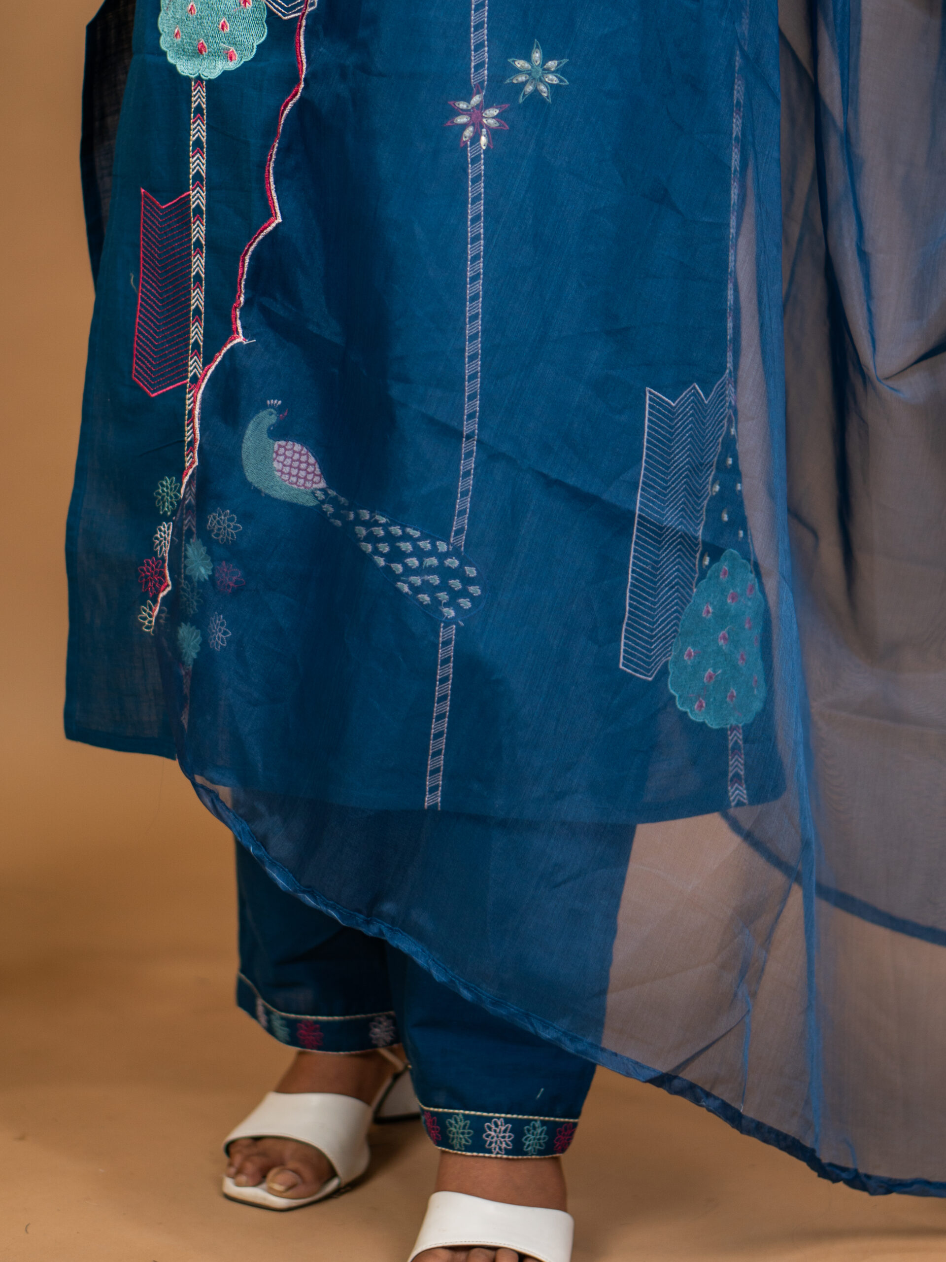 Indigo Sleeveless Embroidered Kurta Set - Image 3